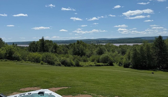 Muddy River Retreat - Private backyard with Hot tub
