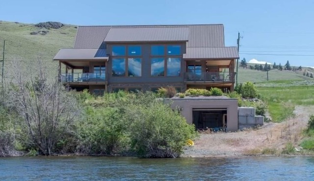 Multi Family Holiday House or Retreat Facility w/lakefront beach and hot tub