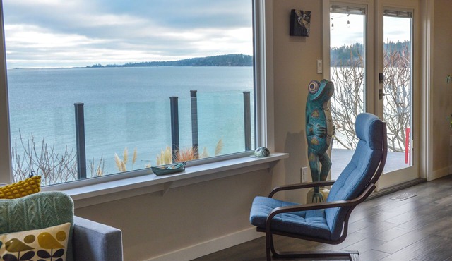 Multi-family home: 5 BR, 2 Kitchens, 2 Living Rooms, 1 Beach and infinite views!