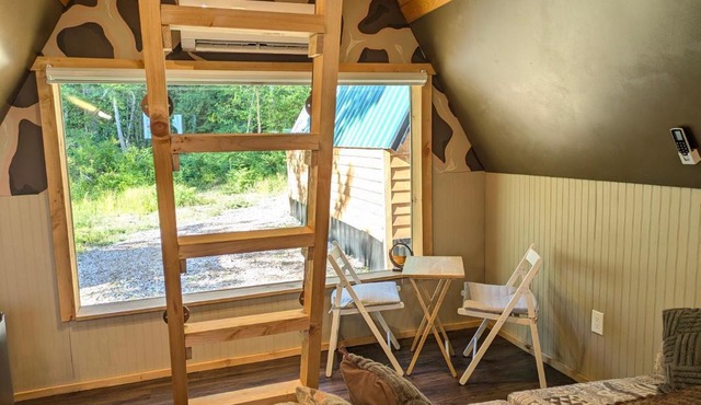 Mushroom Cabin on Homestead w Hot Tub