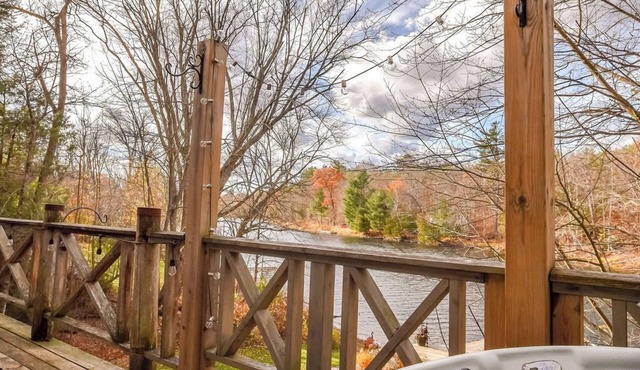 Muskoka cottage on the Severn river, with hot tub just 1.5 hours from Toronto.
