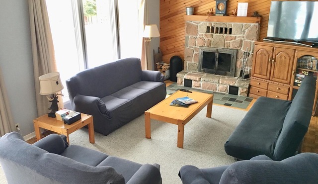 Muskoka, Cozy 2 Bedroom/2 Bathroom Cottage located on the coveted Lake of Bay