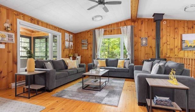 Muskoka Gem: 8pp/fireplaces/canoe/kayaks