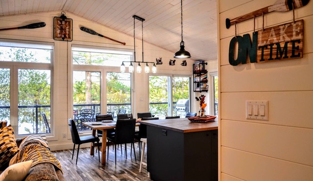 Muskoka Getaway on Peninsula Lake, Beautifully Decorated New Built Cottage