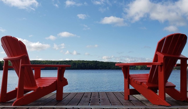 Muskoka Lakehouse Retreat - Family Friendly with Sandy Beach on Three Mile Lake