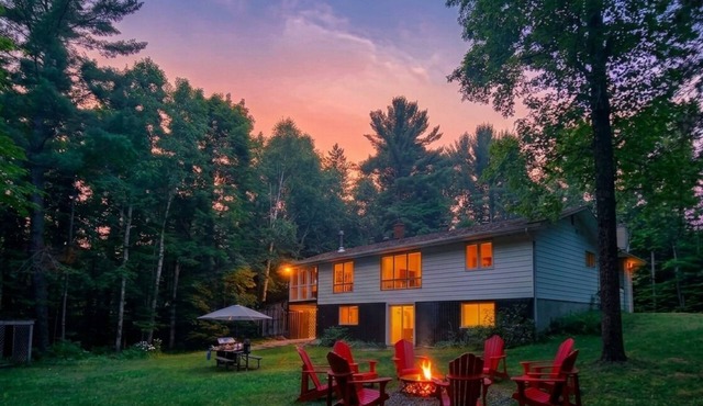 Muskoka Misty Woods: Spacious 5BR Cottage with AC, BBQ & Indoor Wood Stoves