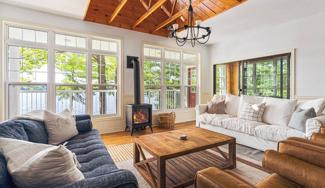 Muskoka Waterfront Cottage w/Hot Tub, Wi-Fi & AC (Pet-Friendly!)