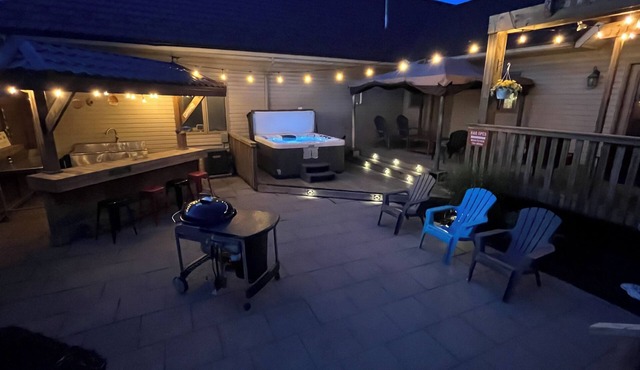 n5 Bedroom Private Villa! Heated Pool, HotTub, Fire Pit, Games Room!