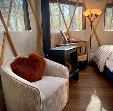 Nature Escape in Luxury Yurt Retreat with Lake & Park