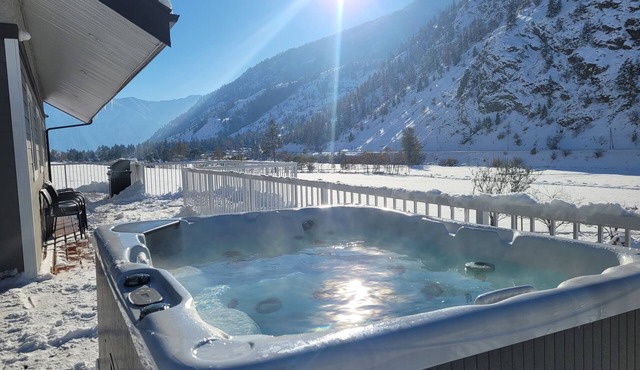 Nature Retreat Massive House - Hot Tub & Acreage. Lots of Wildlife on ranch.
