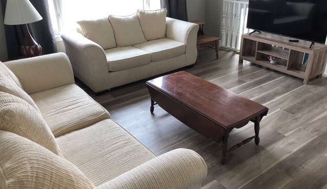 Near Jasper Park Gates, fully furnished home great for large groups. 6 beds.