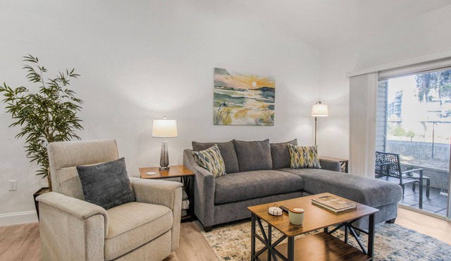 Nestled Oaks - Bright 2BR, 2BA Condo in Gainesville