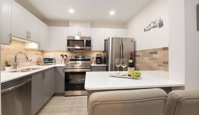 NEW! 2BR Townhouse: Private HotTub, Free Parking