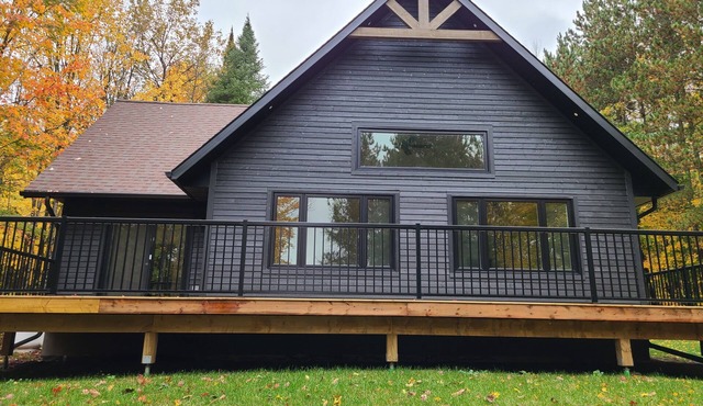 New and Very Private Lakefront Cottage 5-Br, 3-Ba