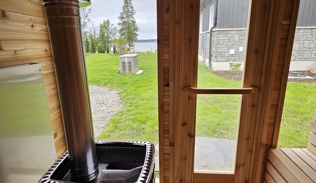 New and Very Private Lakefront Cottage 5-Br, 3-Ba