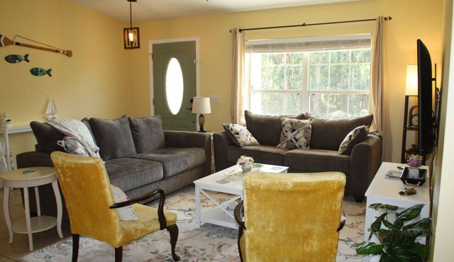 NEW!Calming & Peaceful Retreat for R&R*Huge backyard* Minutes to Activities in Crystal River