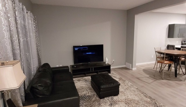 New clean 3-bedroom home in SW Edmonton - 15 min EIA