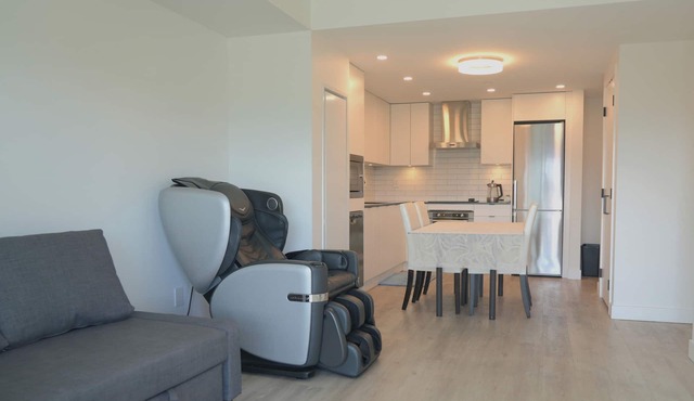 New DT Condo King Bed, Massage Chair, Lake Access