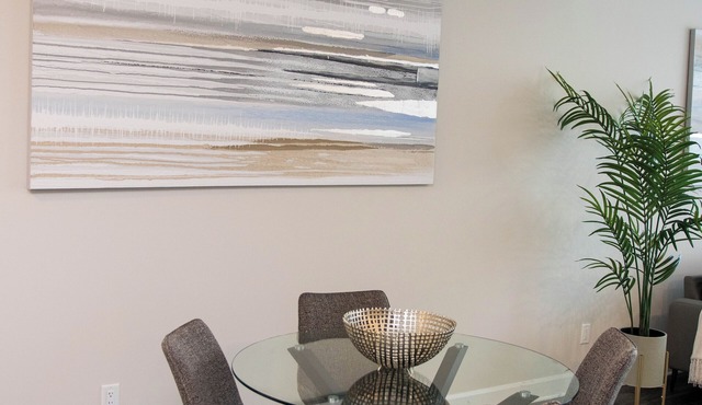 New Elegant & Stunning Townhome - 7 min from beach!