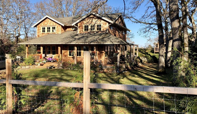 New gorgeous private suite in country setting with laundry and parking. Sleeps 4