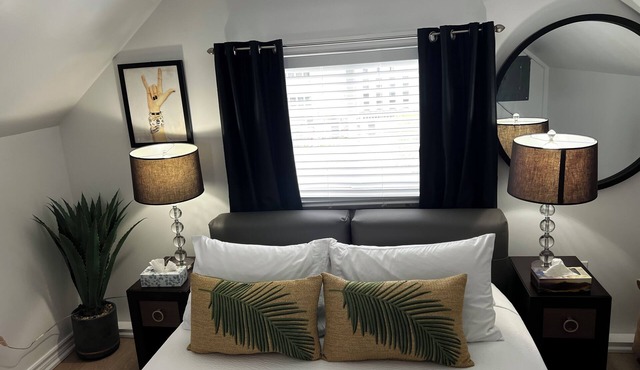 NEW LOFT NEAR NIAGARA FALLS, WINERIES, FREE PARKING, WI-FI, NETFLIX, VERY CLEAN