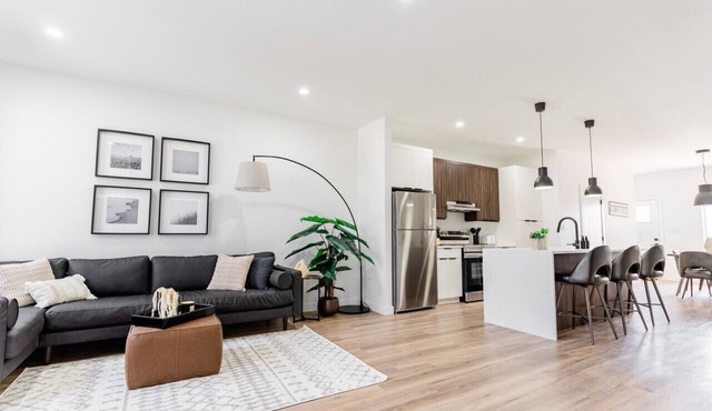 *New & Modern Home | Free Parking | 5 mins Downtown*