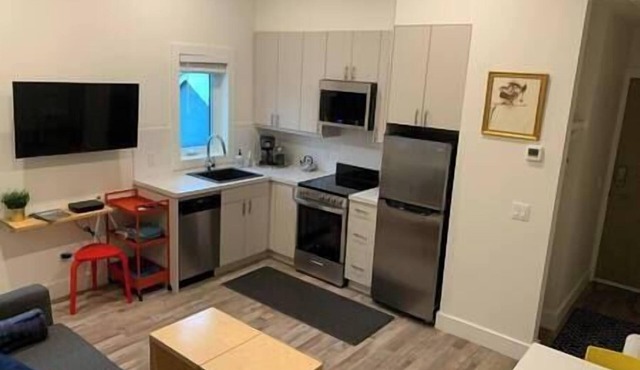 New & Modern / In town / 6 min to Ski hill