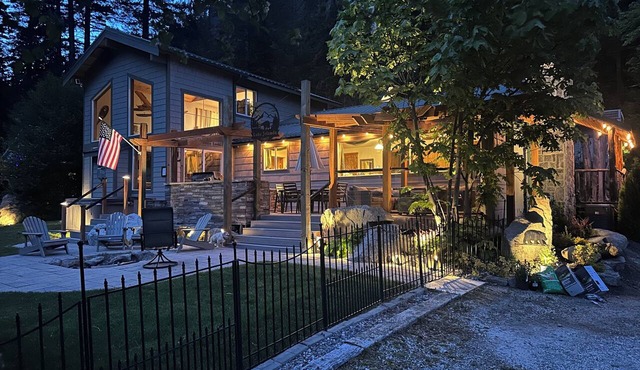 New Remodel! Waterfront, pets, Outdoor Ent, Hottub & Views 4min to Leavenworth. in Leavenworth