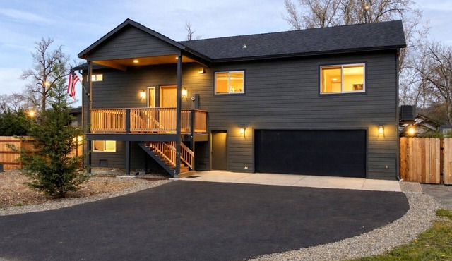 New Riverfront Home on 1 Acre - WiFi, Covered Deck in Grants Pass