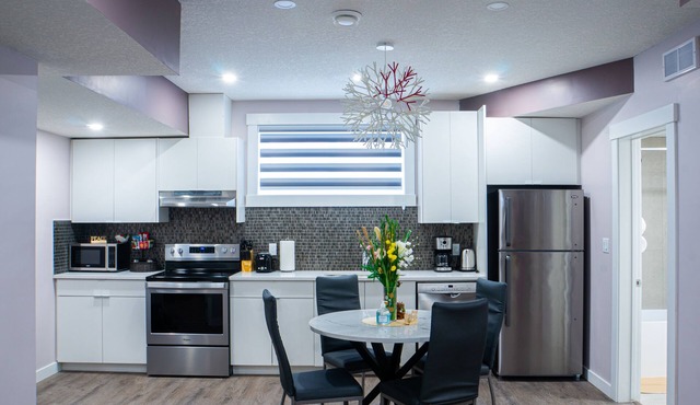 New Stylish 2 bdrm suite-10min to Airport/Self check-in/Free Wifi/Free parking