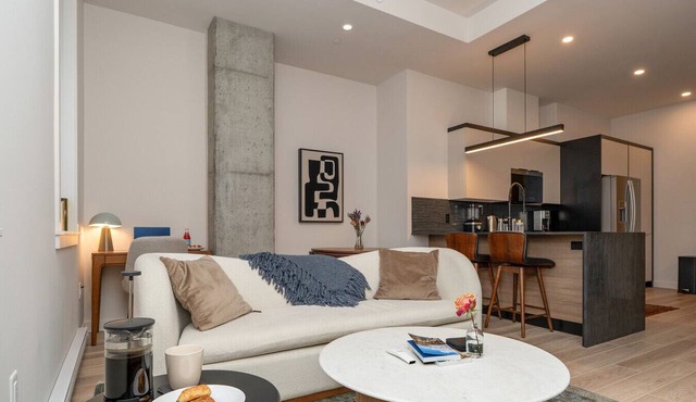 *NEW Stylish 2B/1B Downtown Halifax
