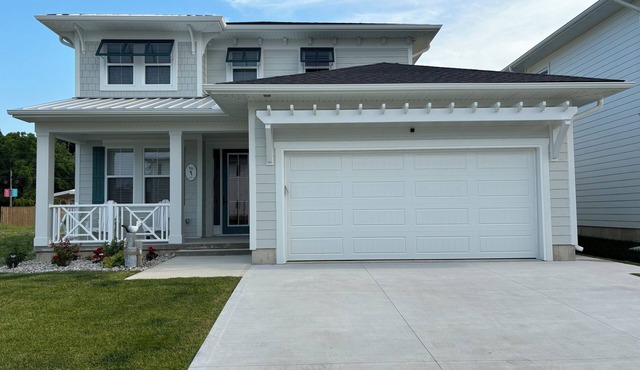 NEW! Sunnyside Beach Cottage in Kokomo! Kayaks, SUP Boards, Bikes and wagons.