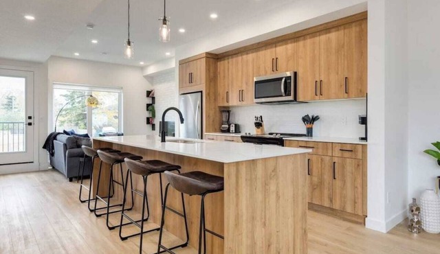 New SW 3BDR Pet friendly 17 Ave | DT | Groceries