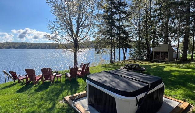 NEW*The Getaway: Luxe Lakefront w Hot Tub/Starlink/Dock/Water Toys/Modern in Sprucedale