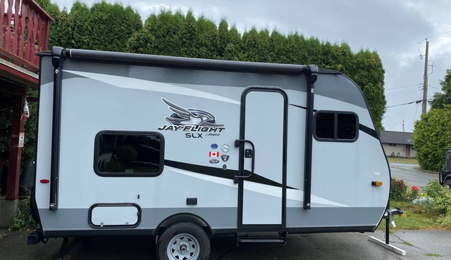 New trailer with queen bed, air-con in Aldergrove, safe &quiet, privacy