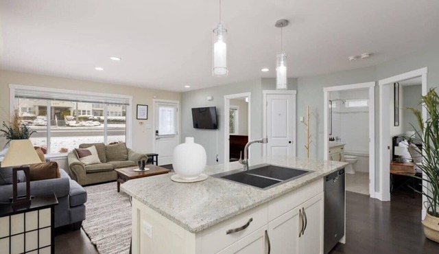 Newly Furnished 2-BD, 1-WC home. Close to Ferry