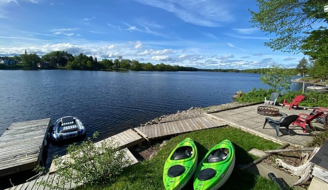 Newly listed relaxing lakefront cottage with fenced yard and games room