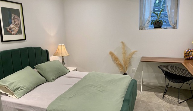 Newly renovated 2Br unit, steps from Ossington in a vibrant neighborhood!