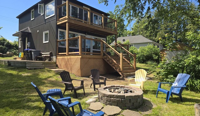 Newly renovated 3 bedroom Lakefront Cottage on Kawartha Lakes. Pet friendly!