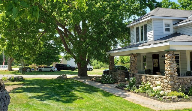 Newly renovated, 3 bedroom with ensuites, in vineyard farm house. Spacious.