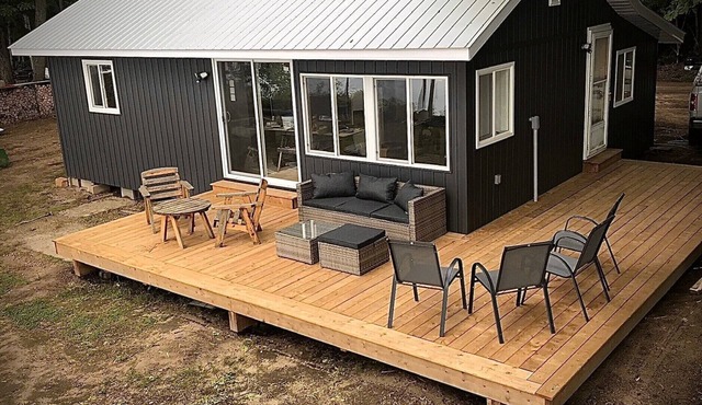 Newly Renovated 4 Bedcottage on the Ottawa River with Sandy Beaches & Warm Water