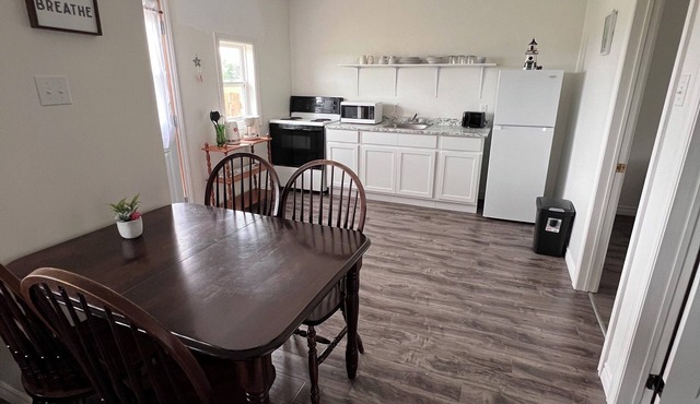 Newly renovated cosy cottage 3 minute walk to the beach.