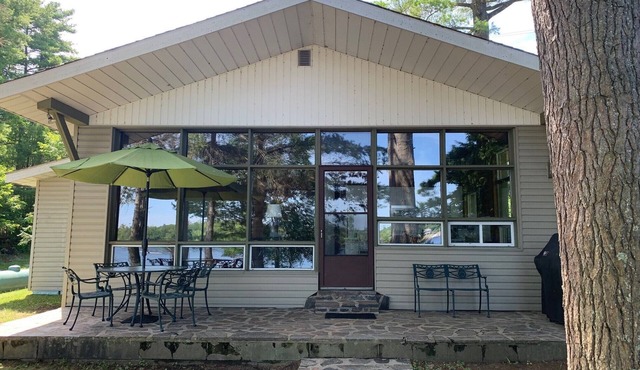 Newly renovated family cottage on Georgian Bay steps from Honey Harbour