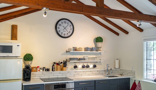 Newly renovated guest house in vineyard at Four Shadows Winery. 5 min. to town.