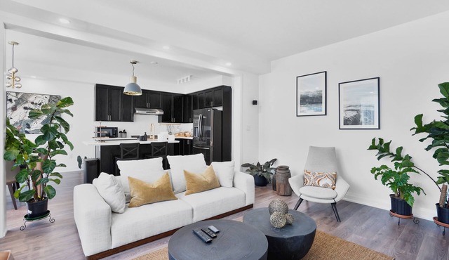Newly Renovated Modern Home near Niagara!