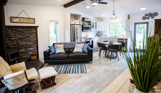 Newly Renovated, Rustic/Modern Cabin! Five Min. Walk From The Beach