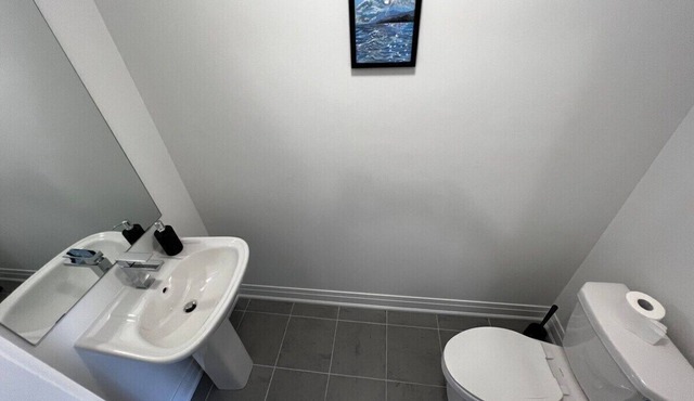 Newmarket's Finest: Luxury 4BR Townhouse with Top Amenities in Newmarket
