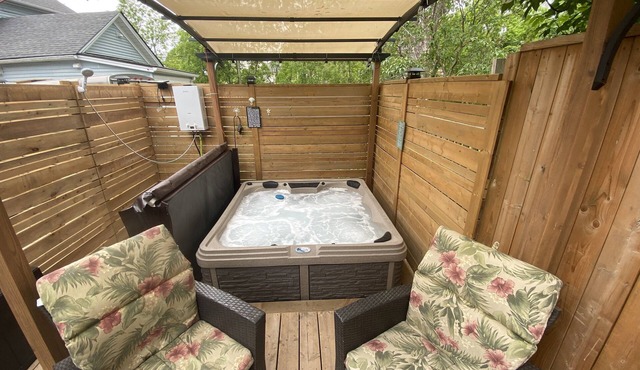 Niagara Chalet with Hot Tub - Steps to the Falls