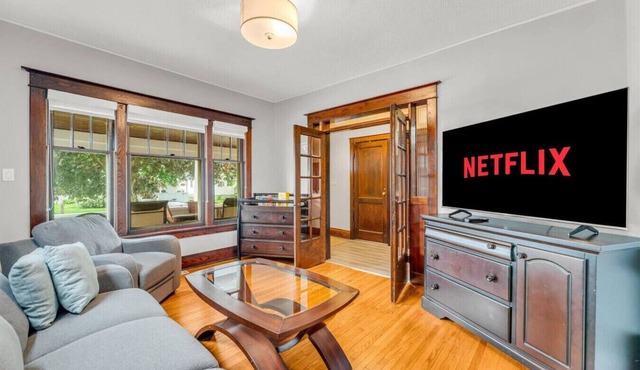 Niagara Falls 3BR | Theatre + Chef’s Griddle