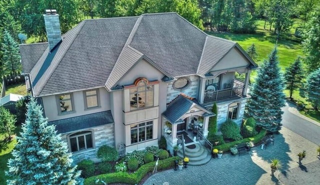 Niagara River Idyll + Luxurious Queen with own bathroom